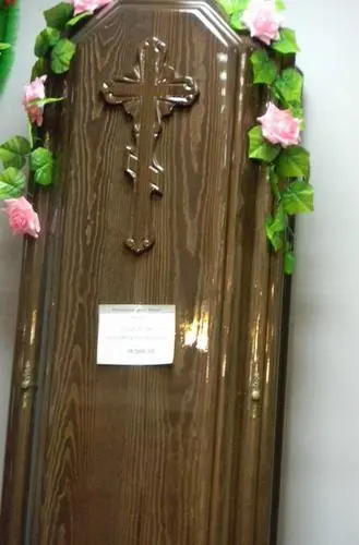 Полированный гроб из дерева с накладкой из металла