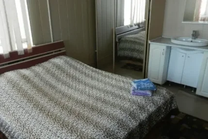 Номер в гостинице с одной большой кроватью