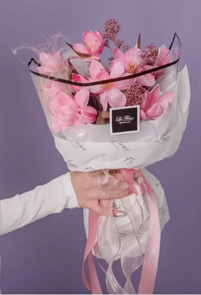 Букет из нежных розовых тюльпанов и скиммии - это пожелания благополучия, любви и состоятельности. 