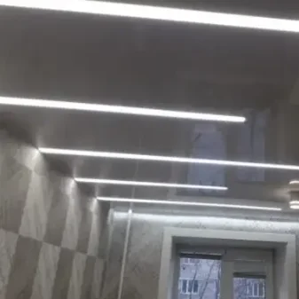 Натяжной потолок с применением световых линий