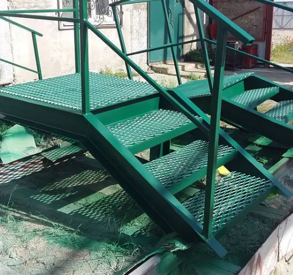 Изготовление металлической лестницы с перфорированными ступенями