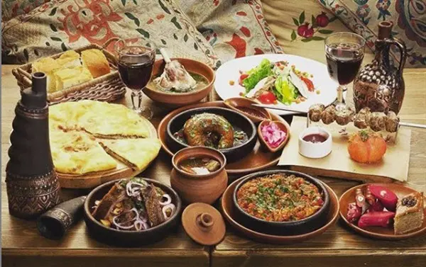 Ужин в ресторане армянской кухни