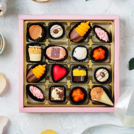 Фото для Набор шоколадных конфет в квадратной коробке.