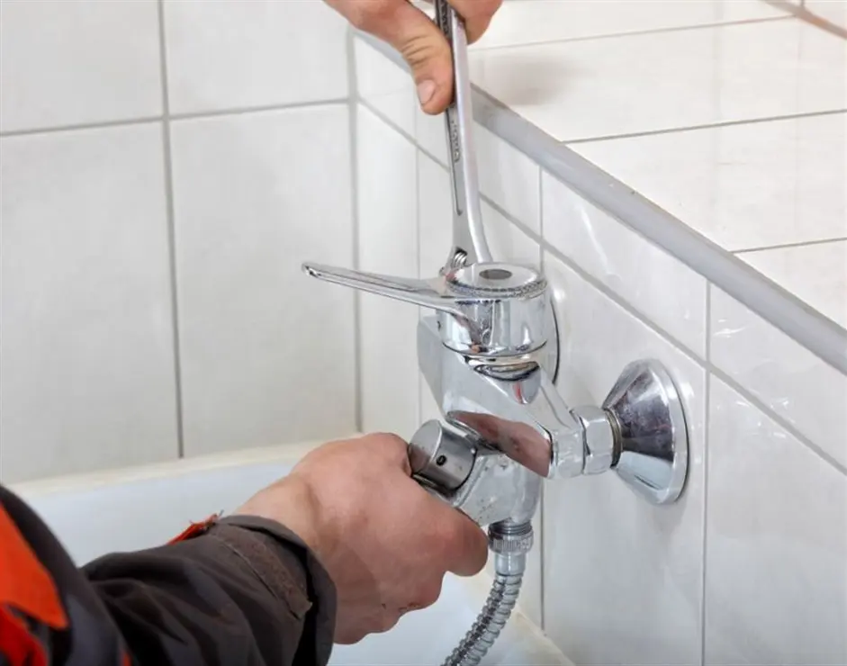 Установка замена смесителя в ванной комнате недорого работаю по в городе Благовещенск услуги сантехника 