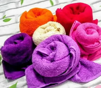 Мягкое махровое полотенце с вышивкой станет прекрасным подарком или приятным дополнением к нему.