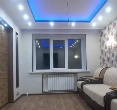 Натяжной потолок в два уровня со встроенной светодиодной подсветкой для гостиной.