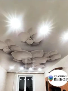 Глянцевый натяжной потолок с фотопечатью и встроенными светильниками.
