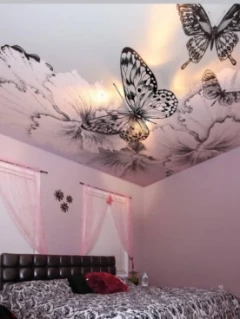 Глянцевый натяжной потолок с фотопечатью и встроенными светильниками.