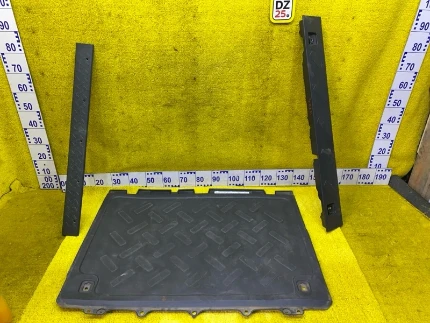 Фото для Коврик багажника TOYOTA FJ CRUISER GSJ15W/GSJ10W 1GRFE 2011/Цвет 2KC задн. (б/у)