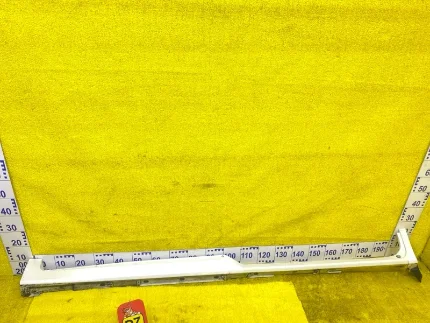 Фото для Накладка на порог TOYOTA NOAH/VOXY/ESQUIRE ZWR80G/ZWR80W/ZWR80/ZRR85G/ZRR85W/ZRR85/ZRR80G/ZRR80/ZRR80W 2ZRFXE 2014/Цвет 070 (б/у