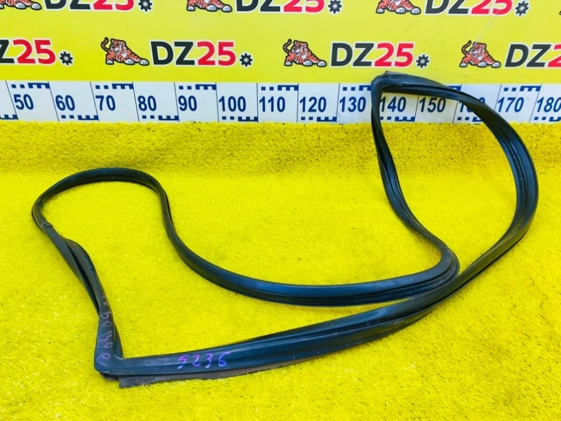 Фото для Молдинг лобового стекла TOYOTA LAND CRUISER HDJ81V 1HDT 1992/Цвет 183 (б/у)