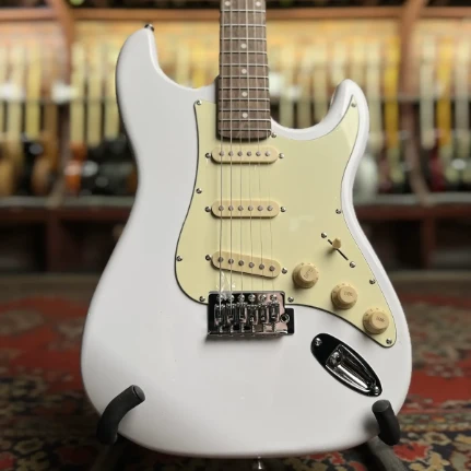 Фото для Электрогитара DeMarco DMSEST200 Stratocaster SSS White, DeMarco (ДеМарко)