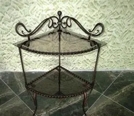 Угловой кофейный столик с элементами ковки