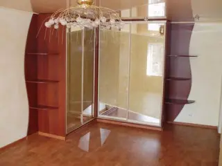 Угловой шкаф-купе с зеркальными раздвижными дверями